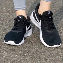 Nike 男女童款 TANJUN GO 轻便透气跑步鞋休闲运动鞋 DX9041-003 - 黑與白 - 查看 1