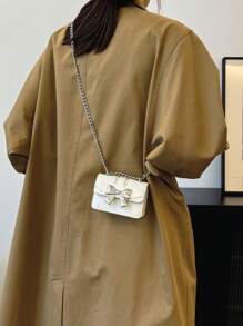 新款秋冬时尚迷你方包，蝴蝶结金属装饰，翻盖设计，双金属链条，小巧轻便，简约百搭，适合女性日常休闲使用和学生，也可作零钱包使用。 - 白色 - 查看 3