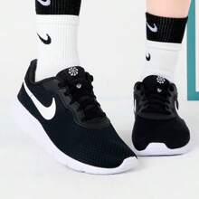 Nike 男女童款 TANJUN GO 轻便透气跑步鞋休闲运动鞋 DX9041-003 - 黑與白 - 查看 6