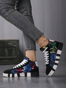 Zapatillas de deporte de mujer de suela de caucho antideslizante con estampado de grafiti en blanco y negro en contraste, de estilo clásico, personalizadas, aptas para deportes al aire libre y caminar en todas las estaciones.