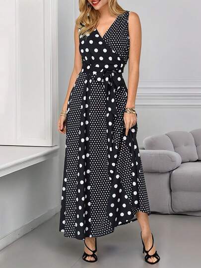 新款夏季V领无袖波点拼接系腰连衣裙，优雅长裙，适合通勤、度假、约会、派对等场合。