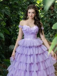 Vestido de vuelta al colegio, fiestas, bailes y eventos de cóctel con detalle de aplicación en el corpiño, escote off shoulder y volantes en cascada de tul - Lila Púrpura - Ver 9