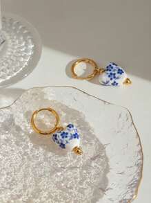 Uworld 1 par de pendientes de mujer en estilo retro chino de cerámica azul con forma de corazón y estampado, chapados en oro de 18K en acero inoxidable que imitan la porcelana Qinghua, para uso diario, fiestas, vacaciones, etc.