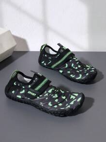 1 双花卉图案轻便运动水鞋，采用 3D 纹理设计