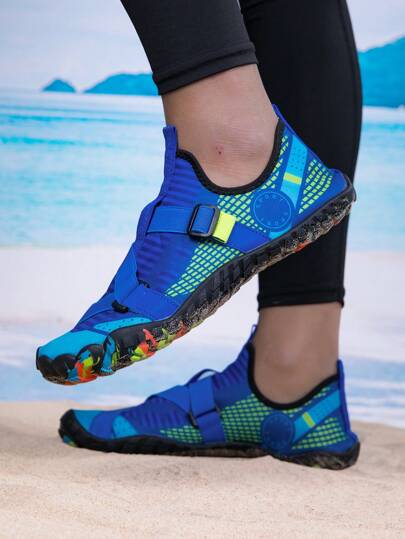 Calzado de playa y verano para hombres, zapatos de agua negros de secado rápido y descalzos, zapatos para surf y natación con suelas suaves antideslizantes, suela de color aleatorio