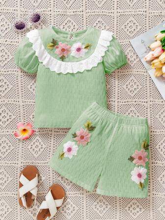 2 pezzi/set, top con maniche a sbuffo e pantaloncini abbinati, con ricamo floreale per ragazze, design ricamato rinfrescante di stile campestre, tessuto morbido, comodo e naturale stile pastorale, adatto per uso quotidiano, passeggiare o raduni familiari, misure per bambine di 4-7 anni, primavera/estate