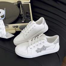 Zapatos casuales blancos para mujer de suela suave y ligera, de moda, con diseño de estrella, planos, con cordones, deportivos, elegantes, antideslizantes, cómodos y transpirables, adecuados para todas las estaciones. Nuevos lanzamientos adecuados para vestidos.