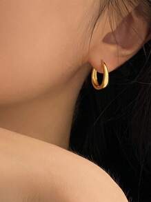 复古性感法式小粗环耳环，佩戴舒适，适合日常和派对场合，是时尚女性的圣诞礼物