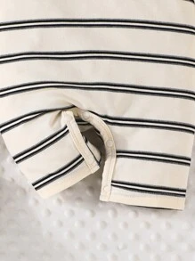 Barboteuse garçon bébé à manches courtes d'été, avec motif d'ours mignon et rayures. Short et Top. Décontractée et confortable pour le port en extérieur.