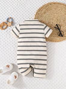 Barboteuse garçon bébé à manches courtes d'été, avec motif d'ours mignon et rayures. Short et Top. Décontractée et confortable pour le port en extérieur.