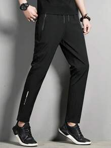 Pantalonii sport slim-fit pentru bărbați sunt confecționați dintr-un material ușor și elastic din amestec de poliester și sunt prevăzuți cu buzunare cu fermoar. Sunt potriviți pentru alergare și ținute casual, oferind confort și având o gamă largă de aplicații.