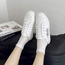 Zapatos casuales blancos para mujer de suela suave y ligera, de moda, con diseño de estrella, planos, con cordones, deportivos, elegantes, antideslizantes, cómodos y transpirables, adecuados para todas las estaciones. Nuevos lanzamientos adecuados para vestidos.