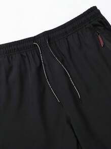 Pantalonii sport slim-fit pentru bărbați sunt confecționați dintr-un material ușor și elastic din amestec de poliester și sunt prevăzuți cu buzunare cu fermoar. Sunt potriviți pentru alergare și ținute casual, oferind confort și având o gamă largă de aplicații.