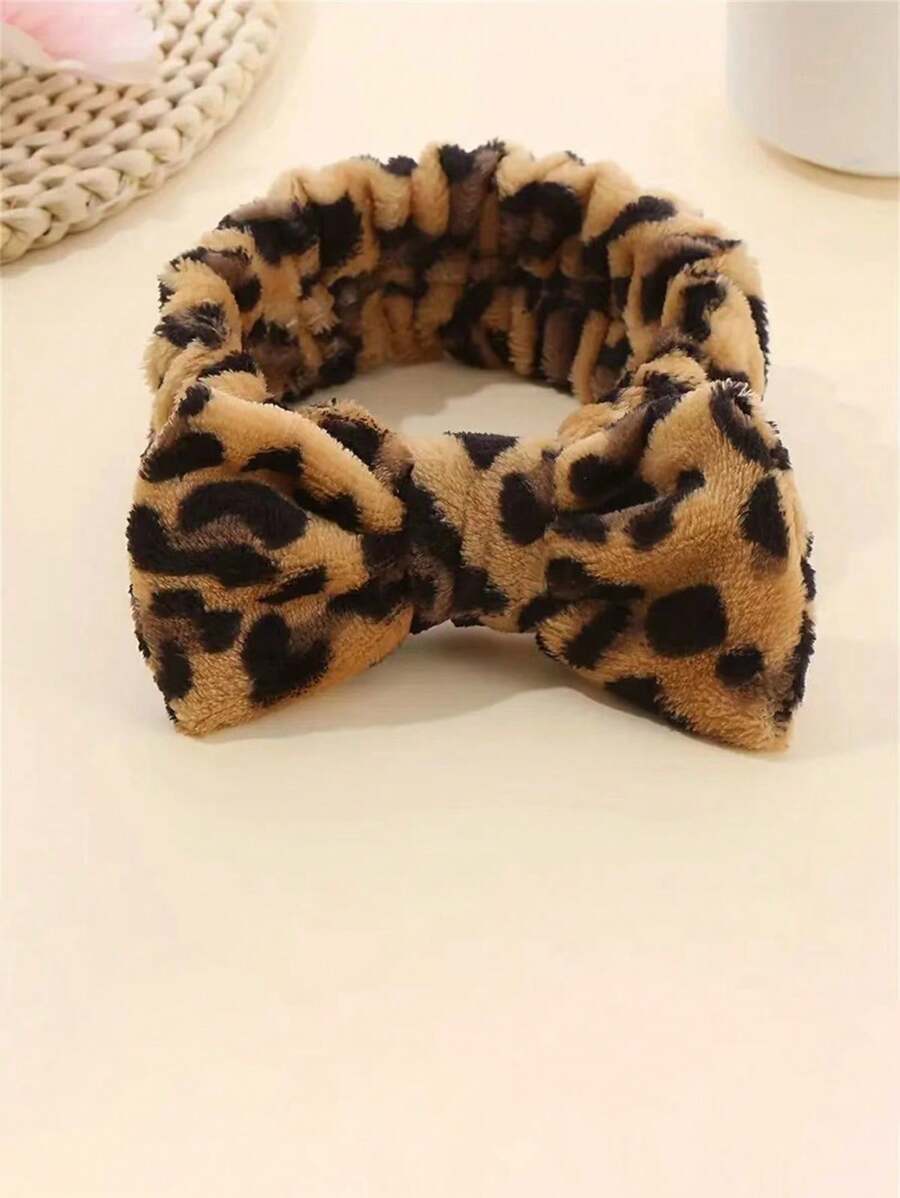 女士浴室梳妆台豹纹蝴蝶结头带和腕带套装，包括面部清洁印花头巾和吸湿腕带，家居浴室装饰