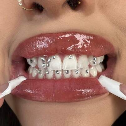 18 Stücke transparenter Strass geometrischer Zahnschmuck-Aufkleber Set, Luxus Zahnschmuck Strass Verzierungen, minimalistische Stil modische Zahnzubehör für Alltag, Partys, Geschenke (Kleber nicht enthalten)