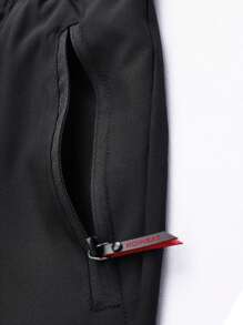 Pantalonii sport slim-fit pentru bărbați sunt confecționați dintr-un material ușor și elastic din amestec de poliester și sunt prevăzuți cu buzunare cu fermoar. Sunt potriviți pentru alergare și ținute casual, oferind confort și având o gamă largă de aplicații.