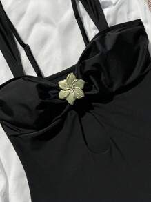 女士金属花朵装饰黑色性感修身连体泳衣，度假款