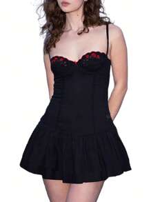 Robe noir ajustable avec bretelles, à ligne A, avec jolie broderie. Idéale pour les festivals de musique au printemps et en été