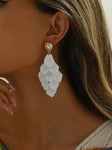 1 对优雅的白色水滴花瓣设计人造珍珠耳环，适合日常服装、装饰、海滩、派对、约会，可作为贴心礼物赠送
