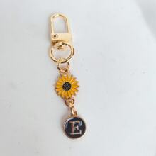 Personalized Initials With Cute Daisy Flowers Keychain Enamel Letter Pendant Charm Keychain Suitable For Wallets, Backpack Charms, Headphone Cases, Etc.