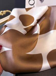 1pc Minimalist Geometric Print Faux Silk 27.6" Square Scarf, Women's Bandana Essential For Spring/Summer, Versatile For Hair Tie, Waistband, Neck Scarf, Fashion Accessory For Dress