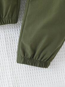 男童夏季三件套：背心、字母印花T恤和工装裤