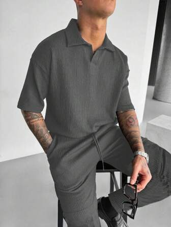 男式纹理休闲 Polo 衫和裤子两件套