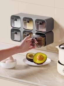 1 件壁挂式调味盒。免打孔多格收纳调味盒适用于家庭厨房透明糖盐容器套装