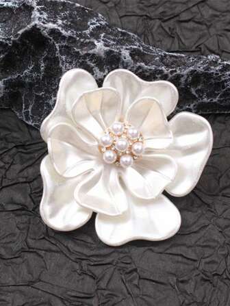 1pc Elegant Women Men Simple Design Camellia Flower Crystal Brooch Classic Korean Style Lady Clothing Coat Pin Badges