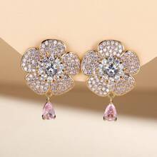 1 对时尚花朵设计耳环，镶嵌合成方晶锆石，风格简约优雅，百搭配饰