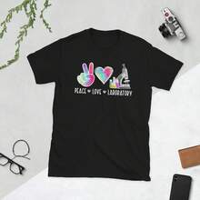 Camiseta unisex como regalo para el tecnólogo de laboratorio con el mensaje "Paz, Amor, Tecnólogo de Laboratorio"