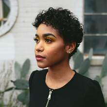 女士短卷发假发 - 采用秘鲁 Remy 真人发丝制成，蓬松的非洲纹理卷发，无胶全蕾丝假发，自然波浪，适合日常佩戴和嘉年华活动