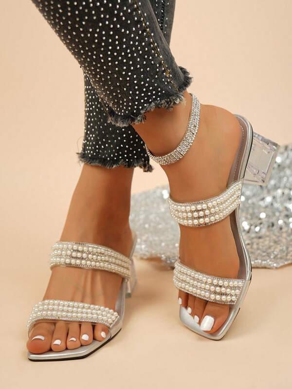 Sandálias femininas de salto de cristal com decoração de pérolas e strass, bico quadrado moderno, versátil para o verão