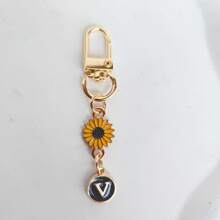 Personalized Initials With Cute Daisy Flowers Keychain Enamel Letter Pendant Charm Keychain Suitable For Wallets, Backpack Charms, Headphone Cases, Etc.