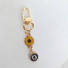 Personalized Initials With Cute Daisy Flowers Keychain Enamel Letter Pendant Charm Keychain Suitable For Wallets, Backpack Charms, Headphone Cases, Etc.