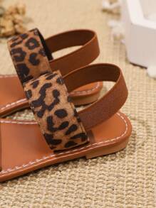 1 par de sandalias planas con estampado de leopardo en talla grande para niñas pequeñas, con correas dobles de PU, talón elástico, punta redonda y abierta, cómodas y ligeras, en estilo romano de lujo, adecuadas para niños de 3 a 15 años para uso diario, viajes, vacaciones y a juego con la familia, nueva colección primavera/verano 2025 - Marrón - Ver 7