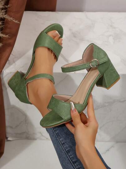 Büyük Beden Kadın Yüksek Topuklu Sandaletler, Rahat PU Kaymaz Kalın Topuklu Askılı Tokalı, Klasik Çiçek Desenli Açık Burun, Seyahat, Tatil, Gezi, Parti İçin Uygun. Topuk Yüksekliği: 5CM