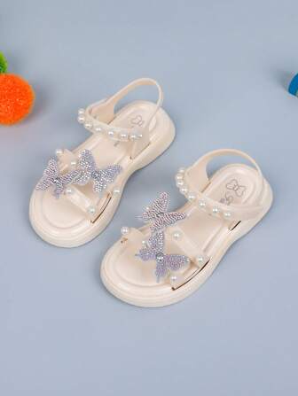 1 双女童平底可爱公主双蝴蝶钩环设计凉鞋，适合夏季户外穿着