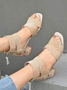 Sandales décontractées à talons mi-hauts brodées pour femmes, sandales d'été polyvalentes à talon épais, élégantes et rétro, à bout ouvert, avec une fermeture éclair à l'arrière