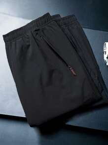 Pantalonii sport slim-fit pentru bărbați sunt confecționați dintr-un material ușor și elastic din amestec de poliester și sunt prevăzuți cu buzunare cu fermoar. Sunt potriviți pentru alergare și ținute casual, oferind confort și având o gamă largă de aplicații.
