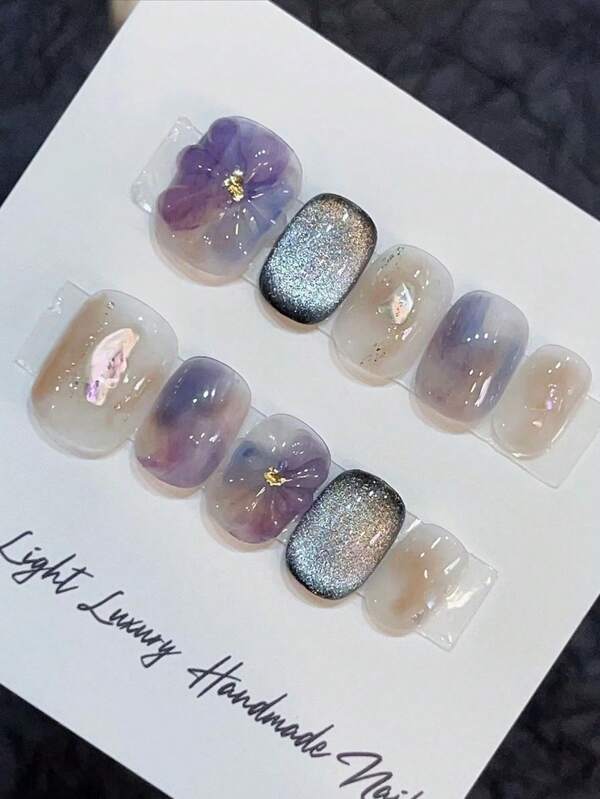 10 pièces Ongles à pression courts et carrés, avec fleurs tie-dye violettes et accents de glitter œil de chat mystérieux et élégants. Convient pour les fêtes, les bals, l'usage quotidien. Livré avec 1 pièce de gel de gelée et 1 bloc de polissage