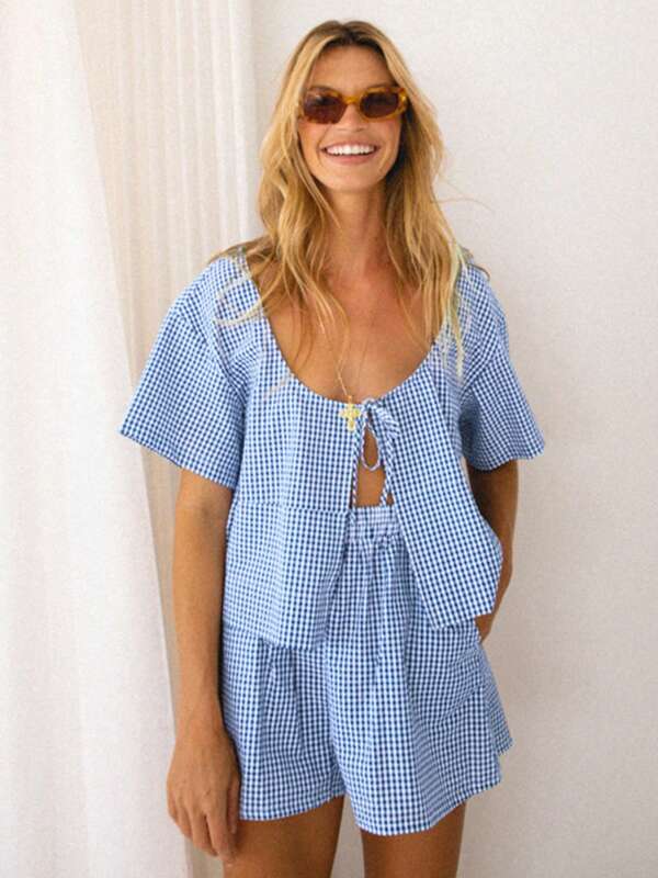 Set de 2 piezas de pijama de verano para mujer compuesto por una blusa de manga corta a rayas y pantalones cortos