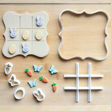 Bộ 6 khuôn cắt bánh hình cờ caro, bao gồm nhiều thiết kế theo chủ đề các ngày lễ (Halloween, Ngày Valentine, Lễ Phục Sinh, Lễ Tạ Ơn), gồm khuôn cắt bánh quy, khuôn cắt fondant và khuôn cắt đất sét, với họa tiết bàn cờ, hình môi, XXOO, hình trái tim, có thể kết hợp tự do. - trắng - Xem 3