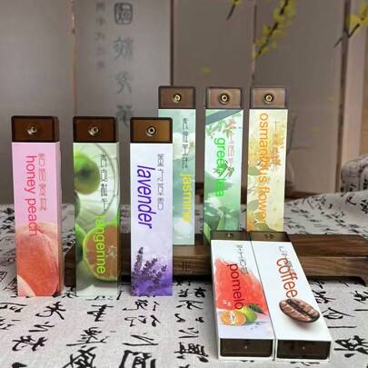 8种香味的香薰棒，每套50支。内置香座，高品质香薰套装。香味包括：咖啡、绿茶、橙子、西柚、桂花、茉莉、薰衣草和桃子。天然木质香薰棒，适用于冥想、瑜伽、放松和旅行。