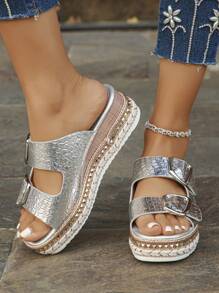 大码女式夏季新款时尚休闲银色鳄鱼纹金属扣圆头铆钉坡跟厚底凉鞋，舒适百搭，适合日常和度假穿着，可搭配连衣裙