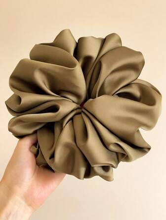 1个橄榄绿仿丝超柔软蓬松弹力发圈，奢华时尚舒适，用途广泛，适合女性佩戴，可扎休闲马尾辫