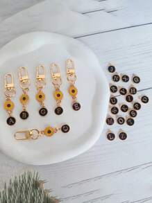 Personalized Initials With Cute Daisy Flowers Keychain Enamel Letter Pendant Charm Keychain Suitable For Wallets, Backpack Charms, Headphone Cases, Etc.
