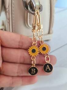 Personalized Initials With Cute Daisy Flowers Keychain Enamel Letter Pendant Charm Keychain Suitable For Wallets, Backpack Charms, Headphone Cases, Etc.