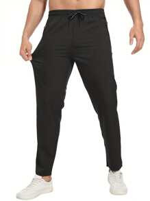 Pantalonii sport slim-fit pentru bărbați sunt confecționați dintr-un material ușor și elastic din amestec de poliester și sunt prevăzuți cu buzunare cu fermoar. Sunt potriviți pentru alergare și ținute casual, oferind confort și având o gamă largă de aplicații.