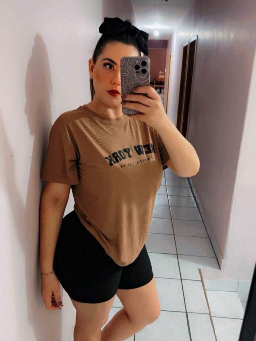 Camiseta de hombros caídos con gráfico de letra - Camel - Ver 1